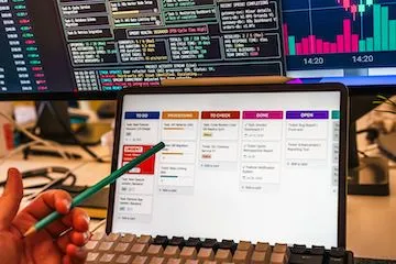 Канбан-доска с целями и KPI на ноутбуке — иллюстрация к статье о постановке целей